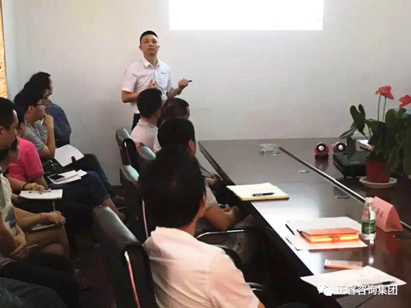 香港万向注册企业管理研究院副院长庞金森老师授课