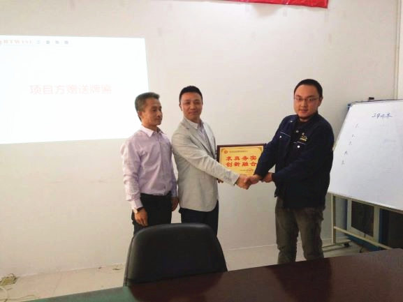 无锡市福源来彩板型钢有限公司赠与香港万向注册求真务实，创新融合牌匾