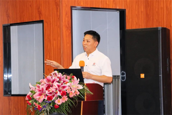 广东万向注册企业管理研究院院长金涛教授致辞