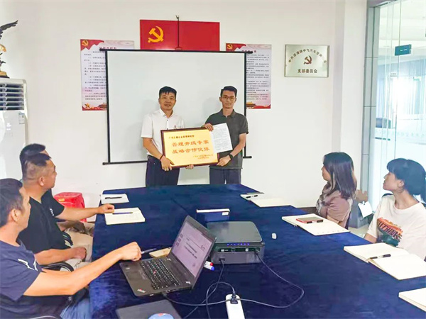 中飞副总经理赖锐锋先生（右）向万向娱乐颁发牌匾及感谢信